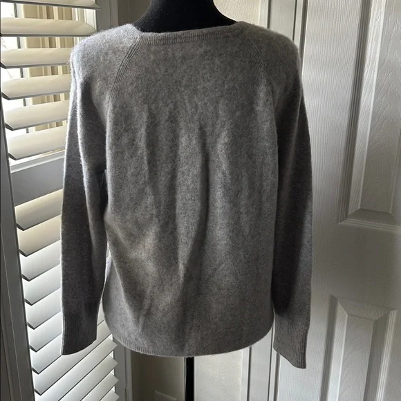 L.L. Bean Light Gray Women's Cashmere Crew Neck Sweater L - Picture 3 of 7